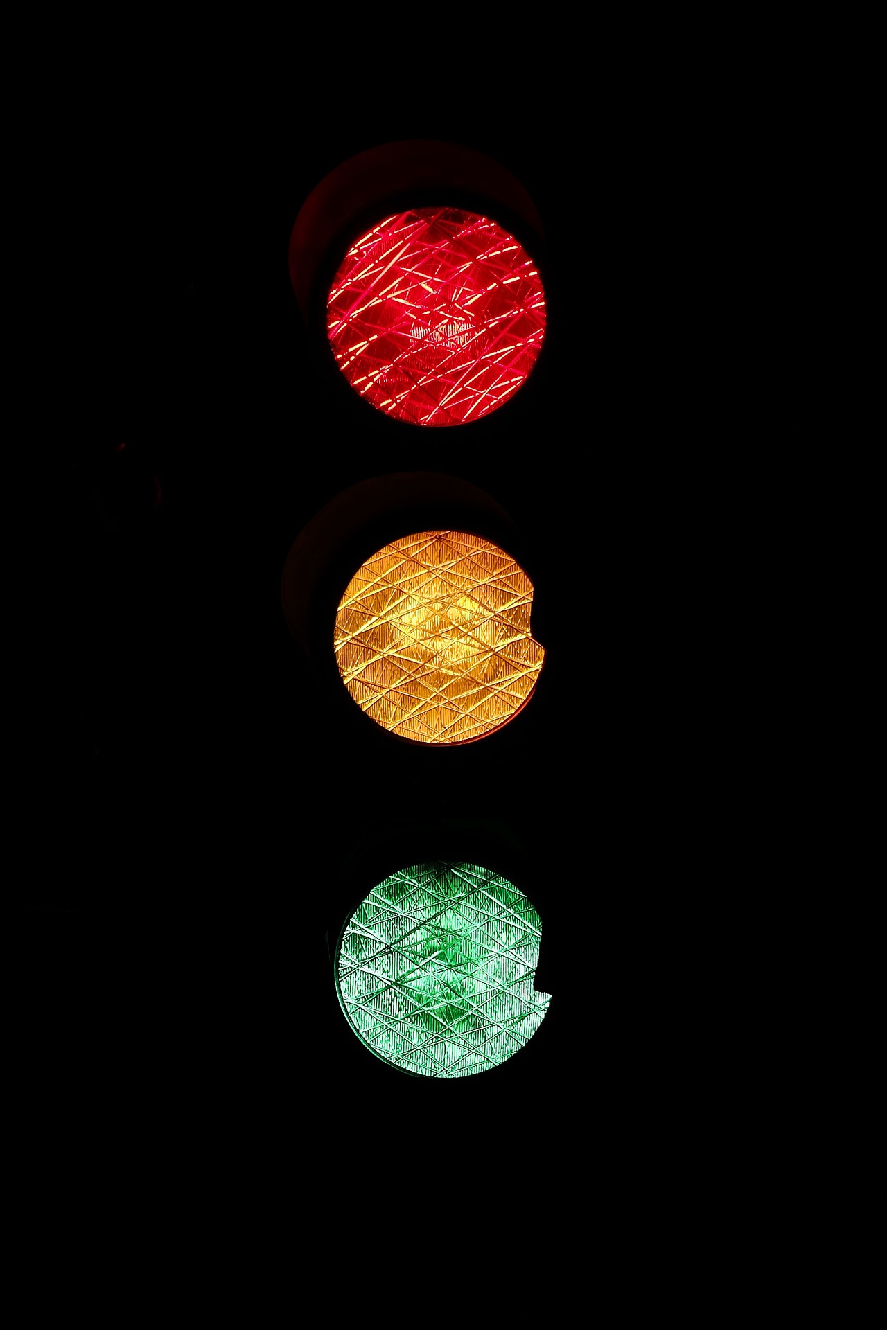 feu tricolore de nuit sur fond noir avec les 3 feux allumés