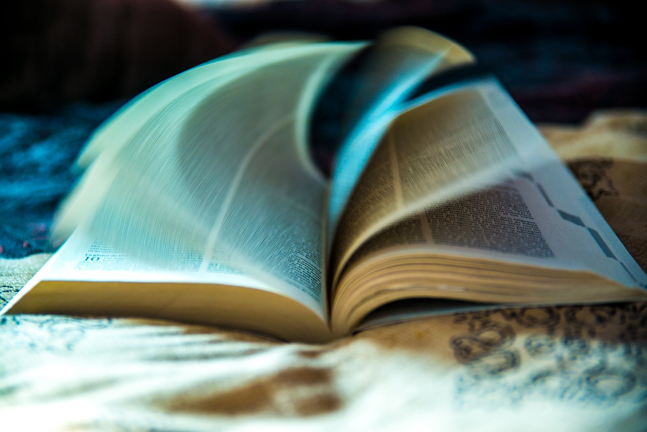 Livre ouvert avec des pages qui tournent
