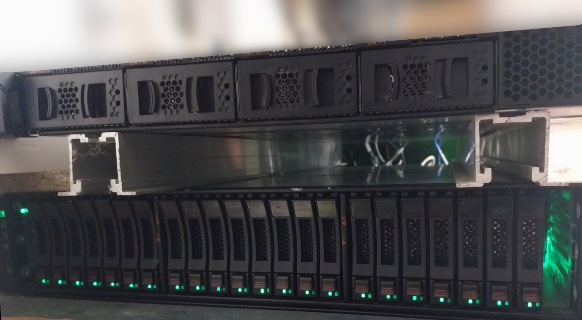 Serveur 1U et baie de stockage allumée